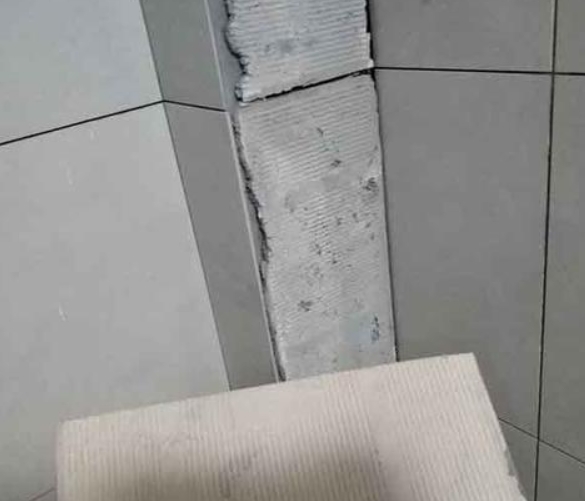 陵川瓷砖空鼓维修公司分享下厨房瓷砖脱落的补救措施。